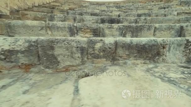 跟踪拍摄运动沿步骤的古代圆形剧场，Kourion 塞浦路斯剧院视频