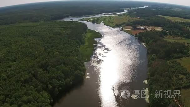 电站最大的湖岸上的鸟瞰图