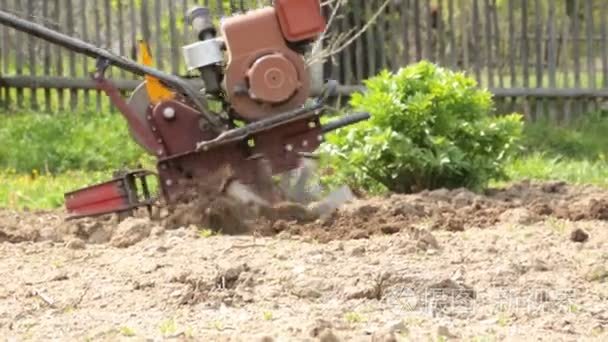 与摩托块拖车在土壤耕作