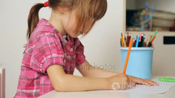 小女孩用彩色铅笔绘图视频