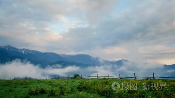 游戏中时光倒流的山地景观迷雾视频