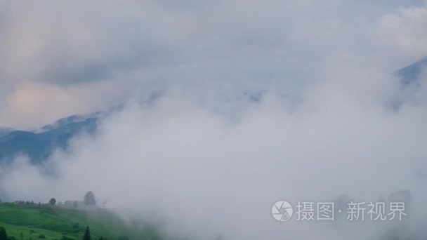 游戏中时光倒流的山地景观迷雾视频