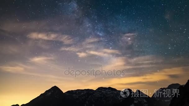 时间流逝的银河和满天星斗的天空，在夏季翻雄伟意大利阿尔卑斯山。白雪皑皑的山峰，在背景中。滑动的版本