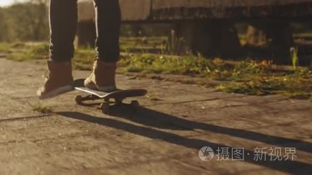 在城市环境中在户外玩滑板的人视频