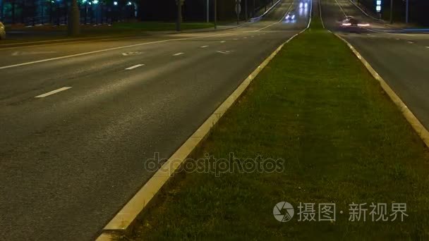 间隔拍摄视频的城市在夜晚街道上的汽车交通