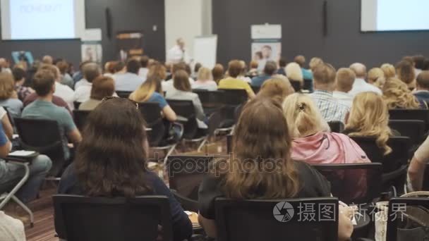 俄罗斯新西伯利亚-20.06.2017： 妇女听研讨会或讲座在教室或大的大厅。女性