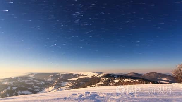 雾与星状的天空冬季过山视频