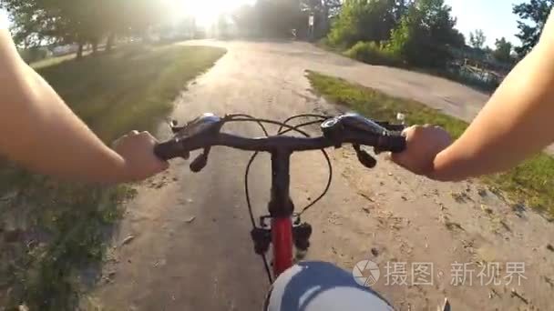 驾驶在自行车上的极端视频
