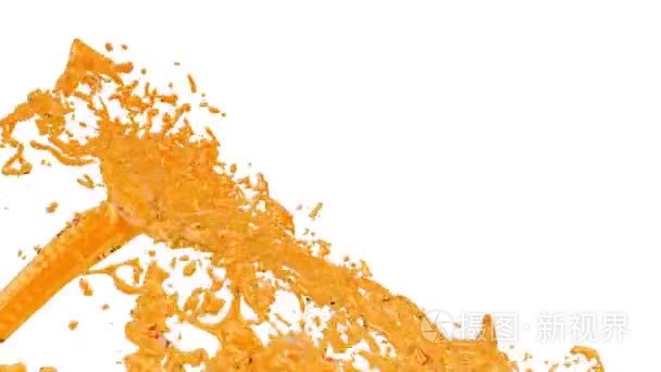 橙色流的喷泉与许多飞溅的空气中飞起来。橙色的液体作为糖糖浆或甜柠檬水在慢动作中与作为 luma 遮罩的 alpha 通道的镜头。