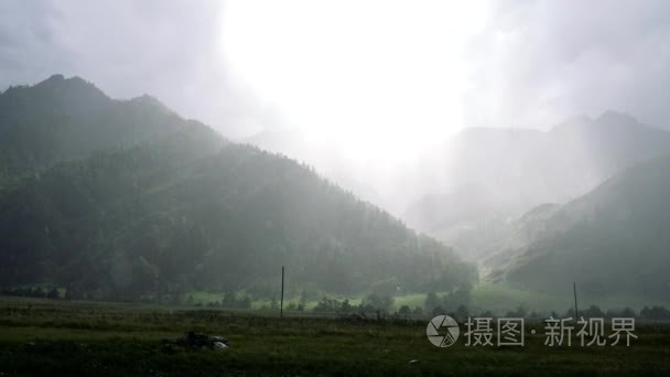 雨中的山色全景图视频