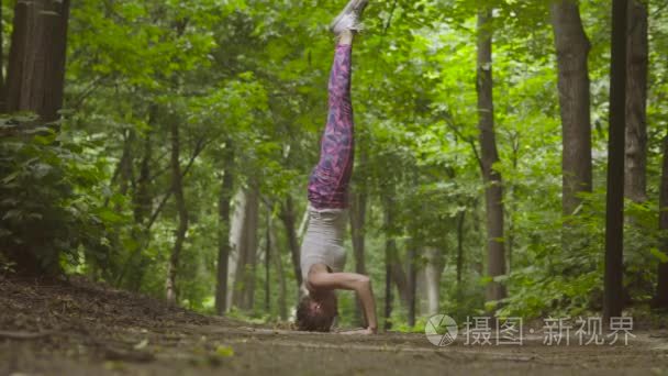 做瑜伽练习在公园里的年轻女子视频