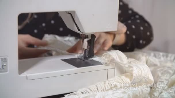拉同时裁缝工作与纺织缝纫线机视频