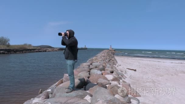 在码头上拍照的摄影师的旅行者视频