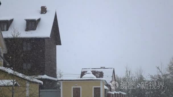 暴雪落在屋顶的房子白色和纯雪视频