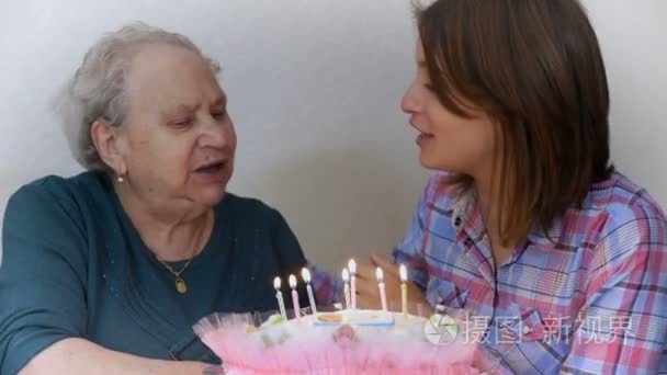 快乐奶奶庆祝她的生日蛋糕与她 Grandaughter