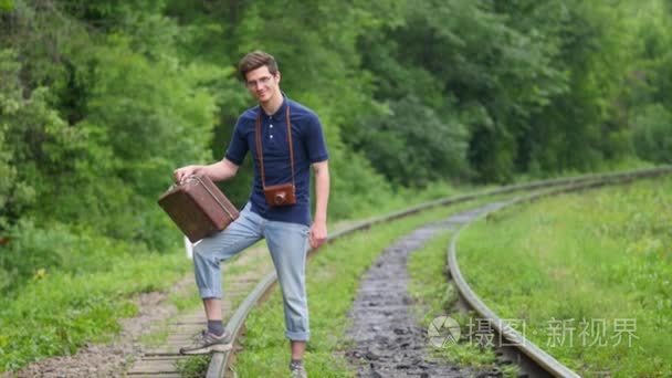 年轻男子在一条铁路线