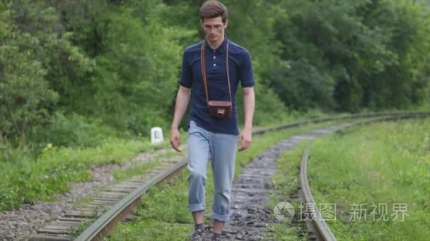 年轻男子在一条铁路线