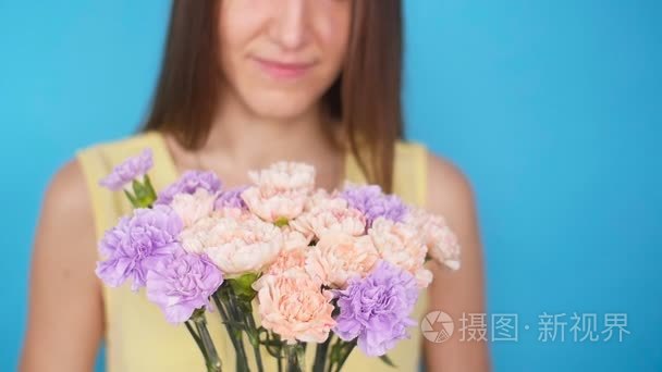 一束鲜花的年轻女子视频