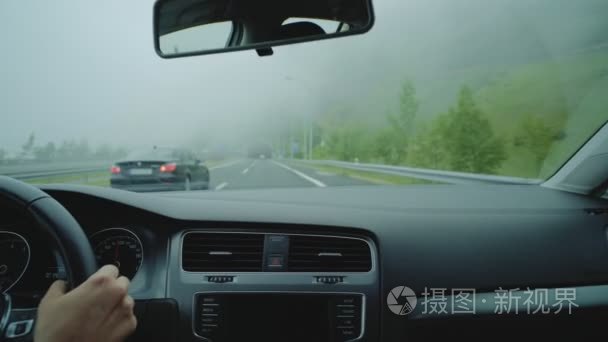 驾驶汽车通过雨和雾人视频