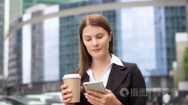 在城市市中心，浏览聊天阅读新闻的职业女性使用智能手机的女商人