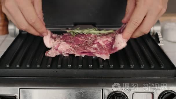 美味的肉块的牛肉上电烧烤炉视频