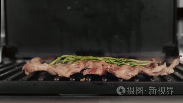 美味的肉块的牛肉上电烧烤炉