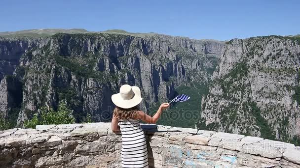 在 Vikos 上的希腊国旗小女孩波峡谷 Zagoria