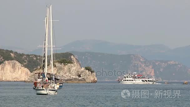 游艇和小船在海上帕尔加希腊视频