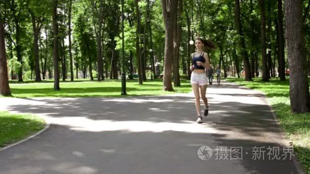 女孩瘦瘦的贯穿公园在夏天短裤视频
