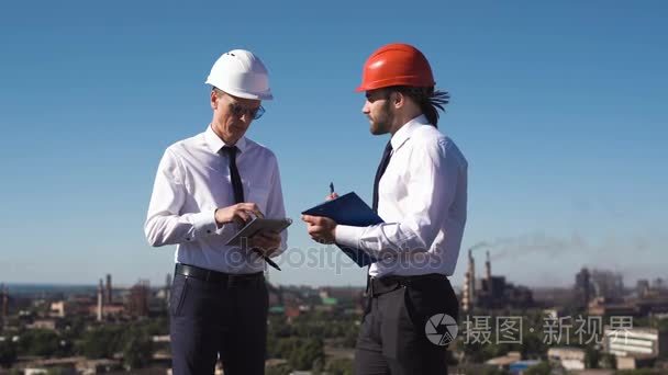 两个年轻的男性建筑师或工程师视频