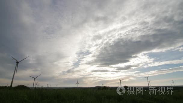 在夕阳的光线与风电的农场视频