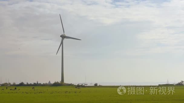 乡村景观与工作风力发电机组视频