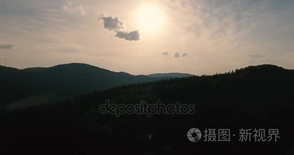 以上森林山间飞行视频