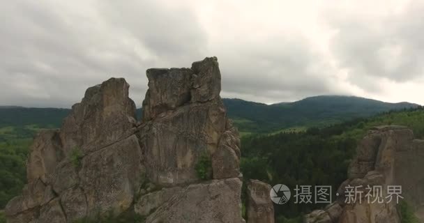 飞过森林上面的岩石山视频