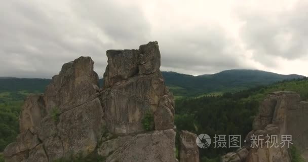 飞过森林上面的岩石山