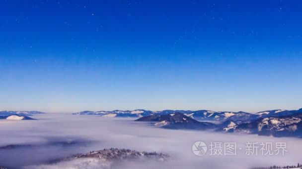 雾与星状的天空冬季过山视频