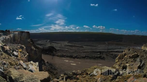 开采花岗岩 瀑布 地下河 花岗岩采石场与春 花岗岩瀑布，蓝天在花岗岩采石场，山区河流瀑布