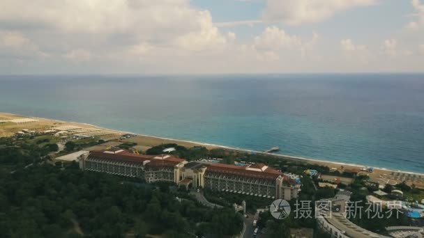 在夏季阴天与土耳其度假村酒店鸟瞰图