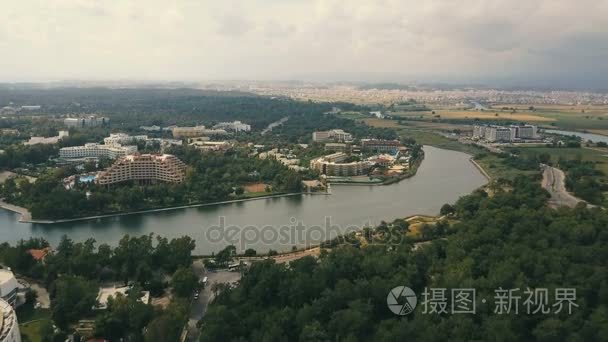 在夏季阴天与土耳其度假村酒店鸟瞰图