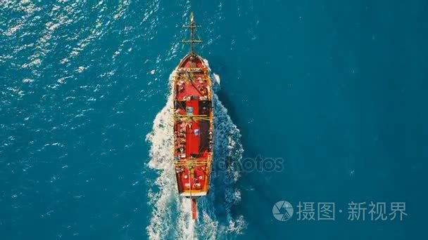 空中俯视视图的方船在大海上航行的船短视频