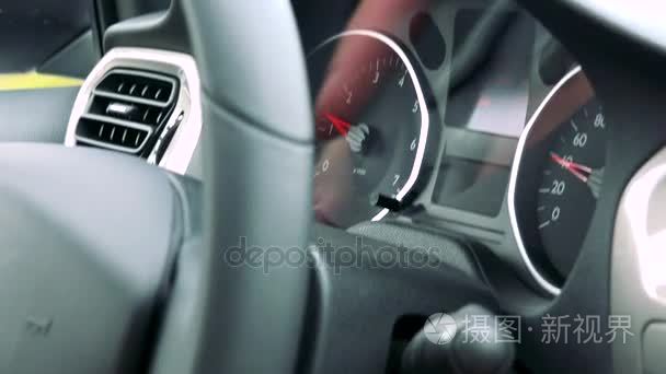 详细的仪表板和方向盘在车里视频