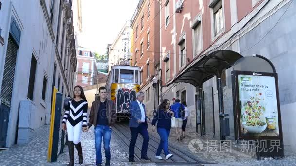 历史老电车在里斯本的大街上视频