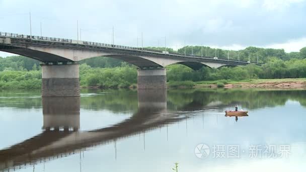 钩鱼船在背景道路桥梁的渔夫视频