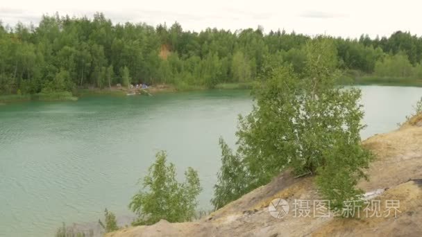 美丽的森林湖蓝色水视频