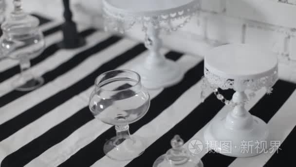 节日的餐桌的黑色和白色装饰视频