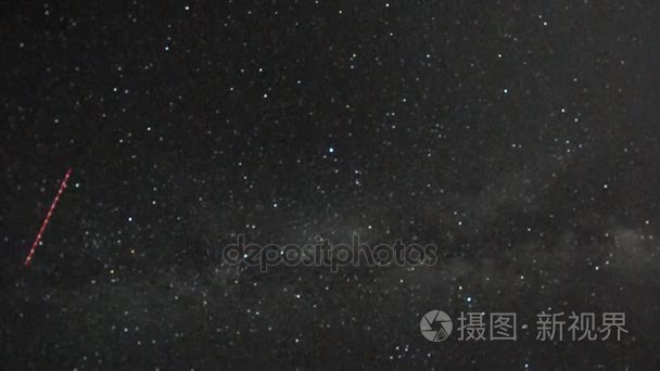 流星划过天空的开销视频