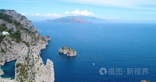 卡普里岛和巨贾岩石的鸟瞰图视频