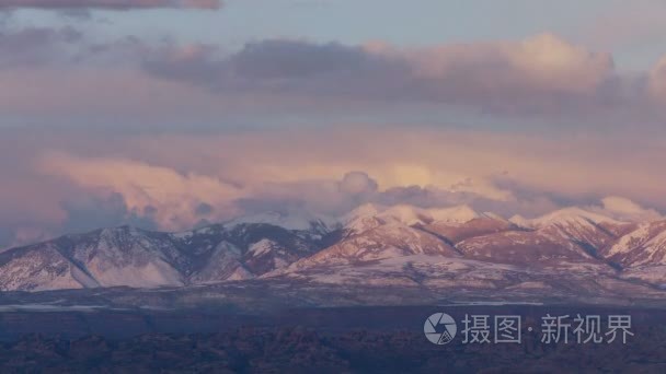 白雪峰山日落游戏中时光倒流