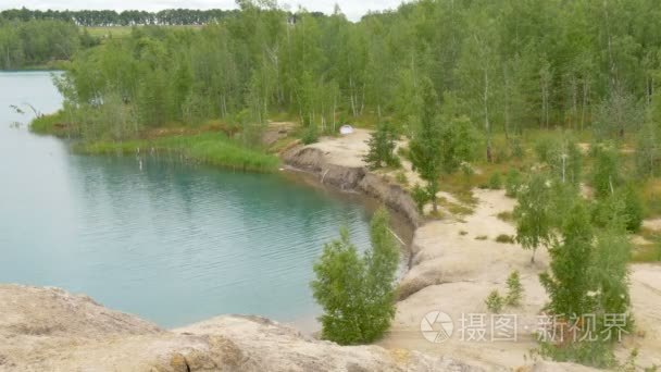 美丽的湖蓝色水在山视频