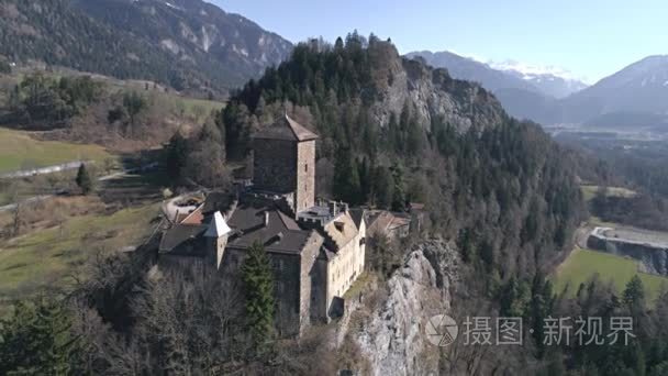 在山的山谷的悬崖上的城堡视频
